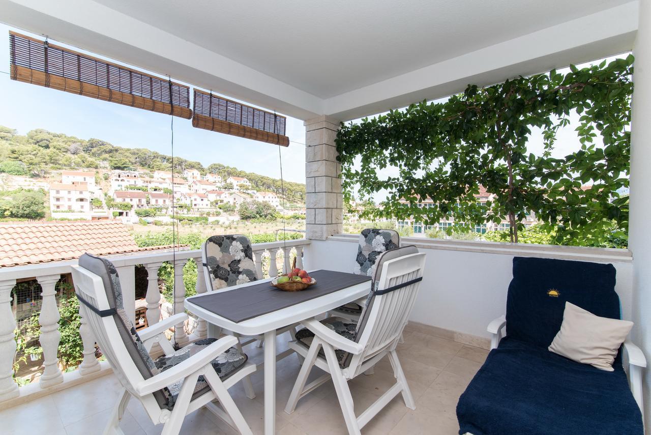 Apartments Mare Postira Luaran gambar
